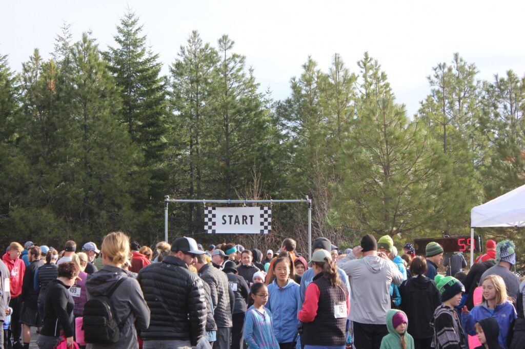 a crowd of people standing around a tent.